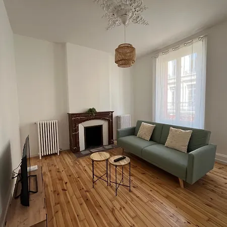 Apartment T2 Haussmannien Renove Avec Charme Et Modernite *