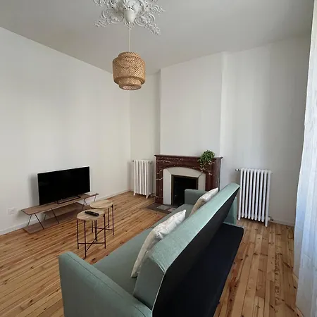 T2 Haussmannien Renove Avec Charme Et Modernite *